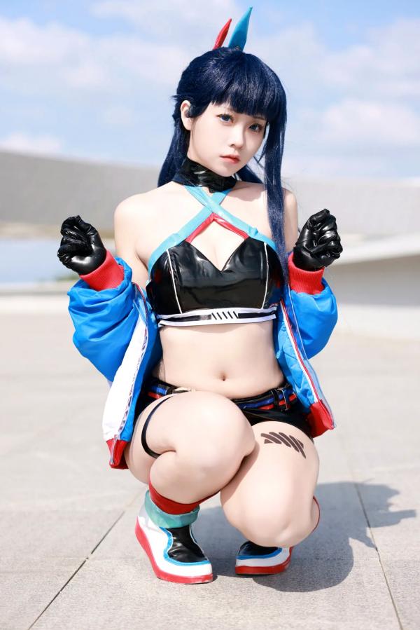    G44不会受伤 - 宝多六花高清COS：蓝天户外系极品角色扮演，超短裙展现极致曼妙曲线，清冷美艳制服写真第24张图片