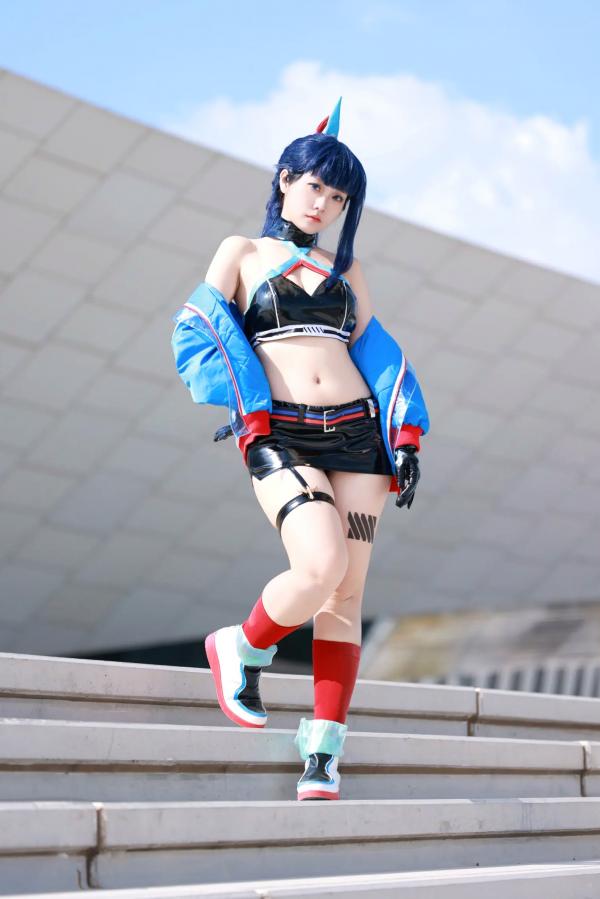    G44不会受伤 - 宝多六花高清COS：蓝天户外系极品角色扮演，超短裙展现极致曼妙曲线，清冷美艳制服写真第26张图片