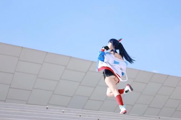   G44不会受伤 - 宝多六花高清COS：蓝天户外系极品角色扮演，超短裙展现极致曼妙曲线，清冷美艳制服写真第29张图片