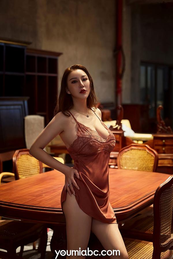    YouMi尤蜜-费若拉-《尤物夜袭》古典家具私房性感诱惑丝绸睡裙写真第2张图片