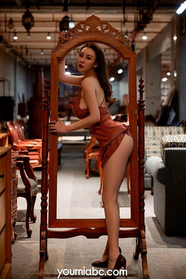    YouMi尤蜜-费若拉-《尤物夜袭》古典家具私房性感诱惑丝绸睡裙写真第21张图片