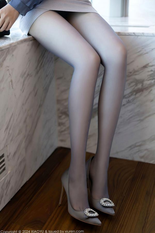 徐莉芝Booty 陈芝  XiaoYu语画界-1219-徐莉芝私房写真，蓝灰色丝袜诱惑，绝美高跟鞋与透视内衣，尽显极致性感好身材第3张图片
