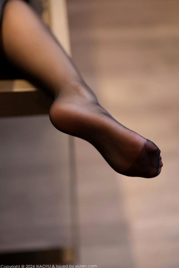    XiaoYu语画界-小蛮妖Yummy深色OL制服系列：职场白衬衫配性感黑丝，展现职业御姐极致诱惑与傲人身姿第22张图片