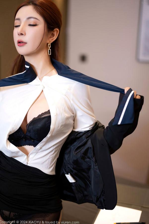    XiaoYu语画界-小蛮妖Yummy深色OL制服系列：职场白衬衫配性感黑丝，展现职业御姐极致诱惑与傲人身姿第35张图片
