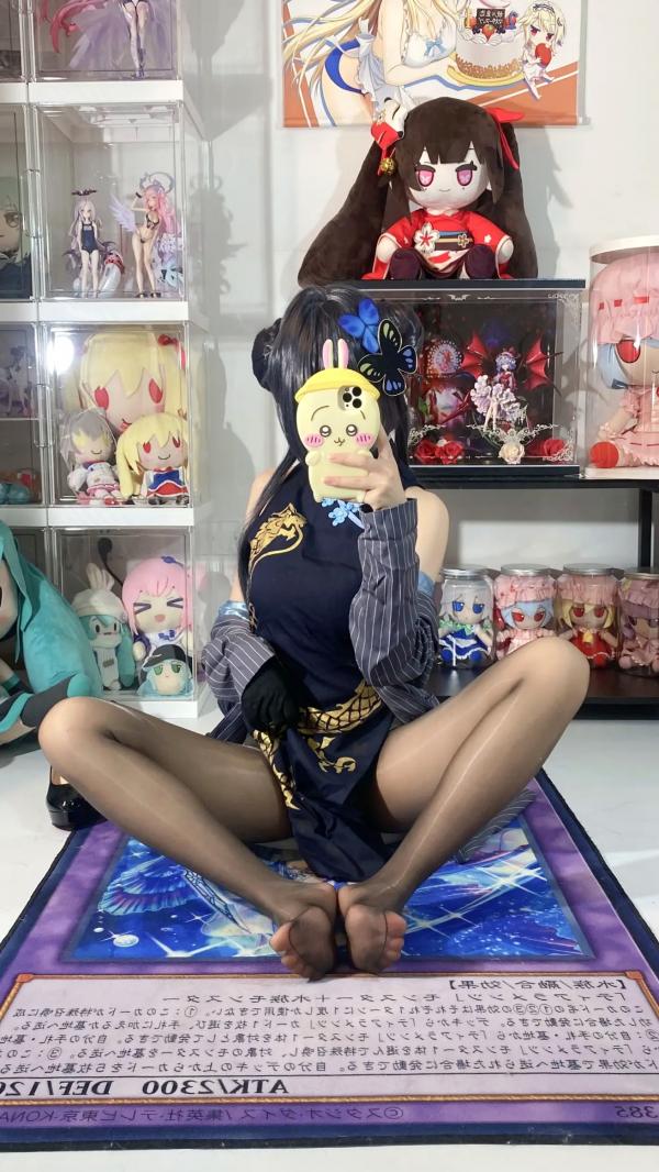   白栎Shirly - 蔚蓝档案龙华妃咲COS大片：改良旗袍黑丝长腿，手办房私房诱惑 [66P]第1张图片
