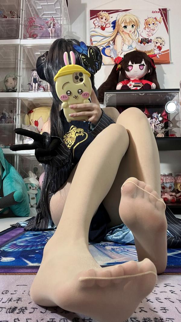    白栎Shirly - 蔚蓝档案龙华妃咲COS大片：改良旗袍黑丝长腿，手办房私房诱惑 [66P]第5张图片