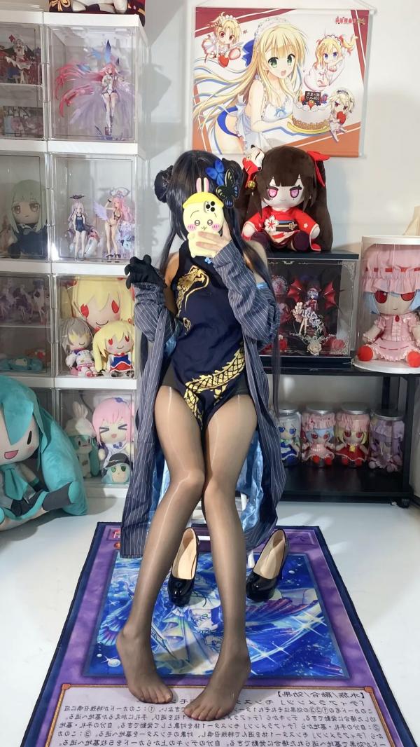    白栎Shirly - 蔚蓝档案龙华妃咲COS大片：改良旗袍黑丝长腿，手办房私房诱惑 [66P]第14张图片