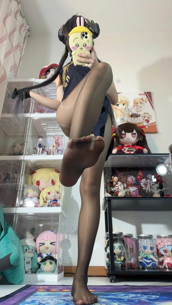    白栎Shirly - 蔚蓝档案龙华妃咲COS大片：改良旗袍黑丝长腿，手办房私房诱惑 [66P]第15张图片