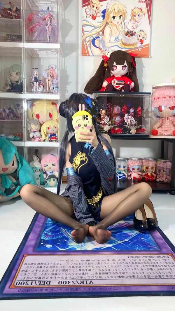    白栎Shirly - 蔚蓝档案龙华妃咲COS大片：改良旗袍黑丝长腿，手办房私房诱惑 [66P]第24张图片