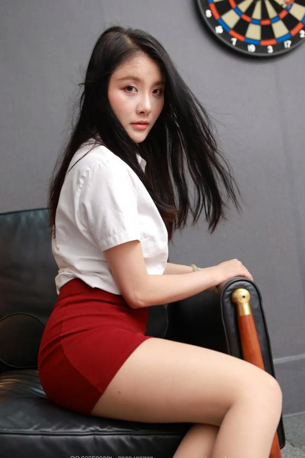    IESS异思趣向 婉萍《OL小妹（下）》：职场白领制服诱惑，丝袜美腿配高跟鞋，优雅展现干练气质[95P]第19张图片