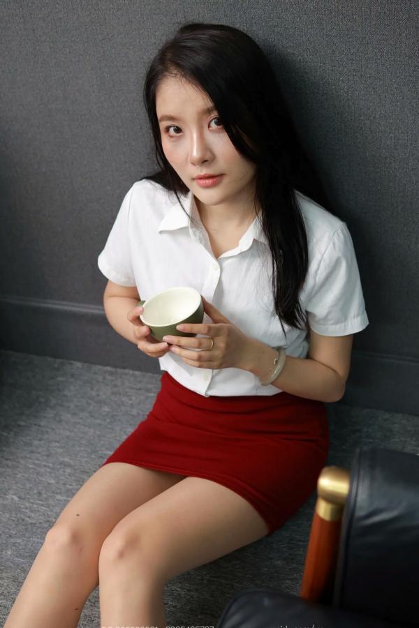    IESS异思趣向 婉萍《OL小妹（下）》：职场白领制服诱惑，丝袜美腿配高跟鞋，优雅展现干练气质[95P]第87张图片