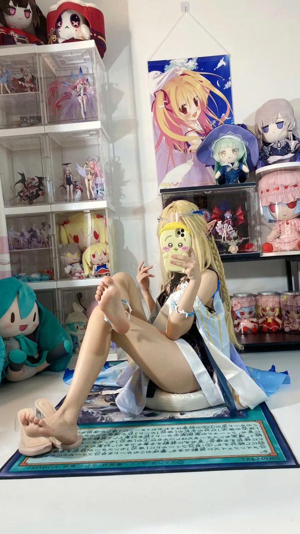    白栎Shirly鸣潮卡提希雅COS，二次元宅室精美图集，纤细美腿与手办墙的次元碰撞，极致还原游戏角色的可爱与灵动感第4张图片