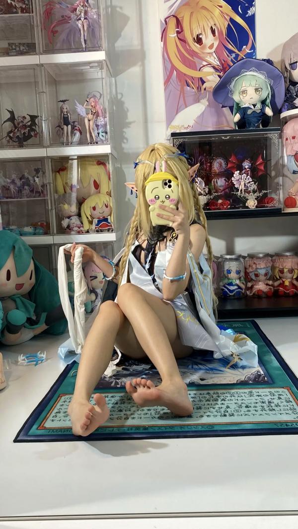    白栎Shirly鸣潮卡提希雅COS，二次元宅室精美图集，纤细美腿与手办墙的次元碰撞，极致还原游戏角色的可爱与灵动感第20张图片