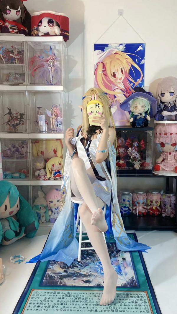   白栎Shirly鸣潮卡提希雅COS，二次元宅室精美图集，纤细美腿与手办墙的次元碰撞，极致还原游戏角色的可爱与灵动感第21张图片