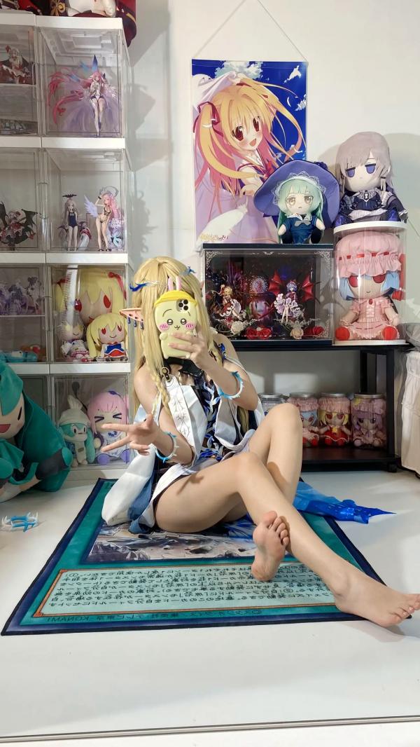    白栎Shirly鸣潮卡提希雅COS，二次元宅室精美图集，纤细美腿与手办墙的次元碰撞，极致还原游戏角色的可爱与灵动感第22张图片