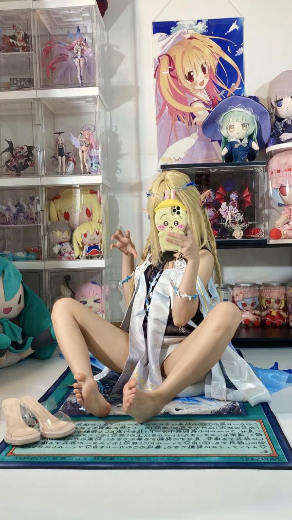    白栎Shirly鸣潮卡提希雅COS，二次元宅室精美图集，纤细美腿与手办墙的次元碰撞，极致还原游戏角色的可爱与灵动感第24张图片