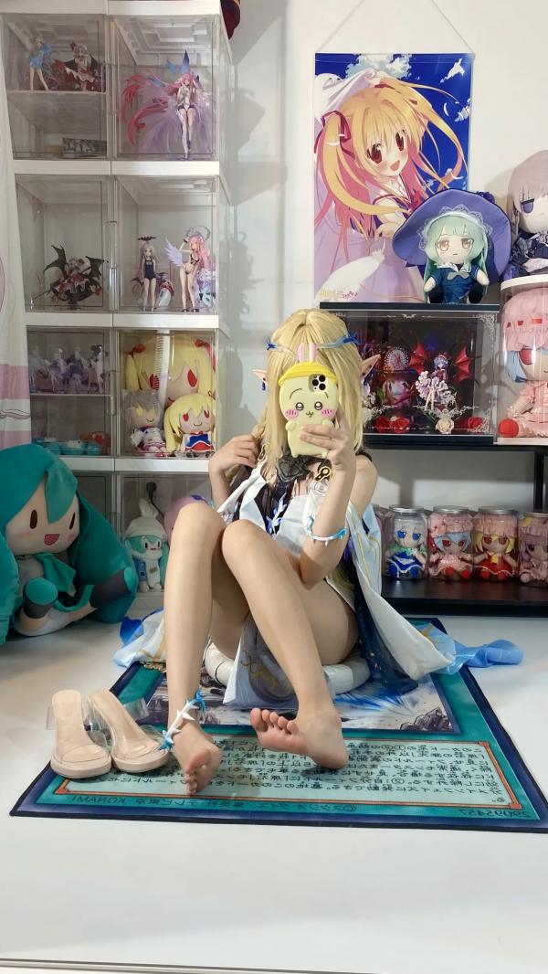    白栎Shirly鸣潮卡提希雅COS，二次元宅室精美图集，纤细美腿与手办墙的次元碰撞，极致还原游戏角色的可爱与灵动感第28张图片
