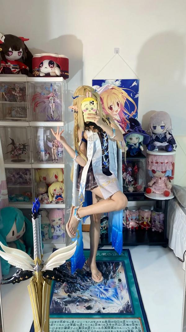    白栎Shirly鸣潮卡提希雅COS，二次元宅室精美图集，纤细美腿与手办墙的次元碰撞，极致还原游戏角色的可爱与灵动感第29张图片
