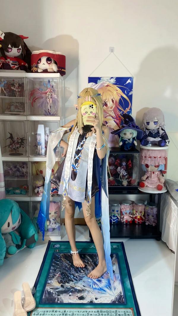    白栎Shirly鸣潮卡提希雅COS，二次元宅室精美图集，纤细美腿与手办墙的次元碰撞，极致还原游戏角色的可爱与灵动感第32张图片