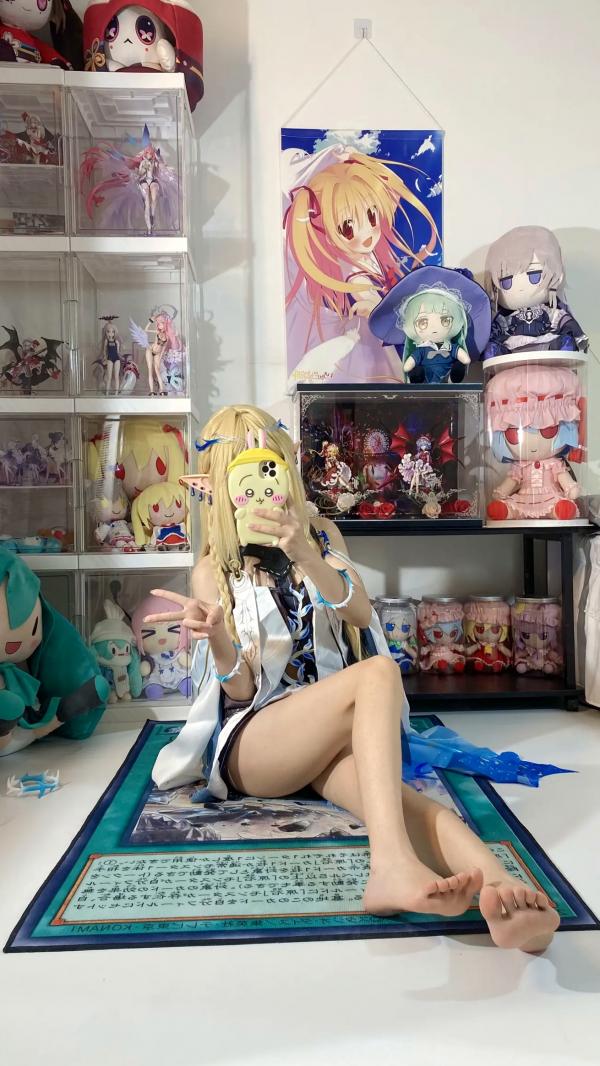    白栎Shirly鸣潮卡提希雅COS，二次元宅室精美图集，纤细美腿与手办墙的次元碰撞，极致还原游戏角色的可爱与灵动感第39张图片