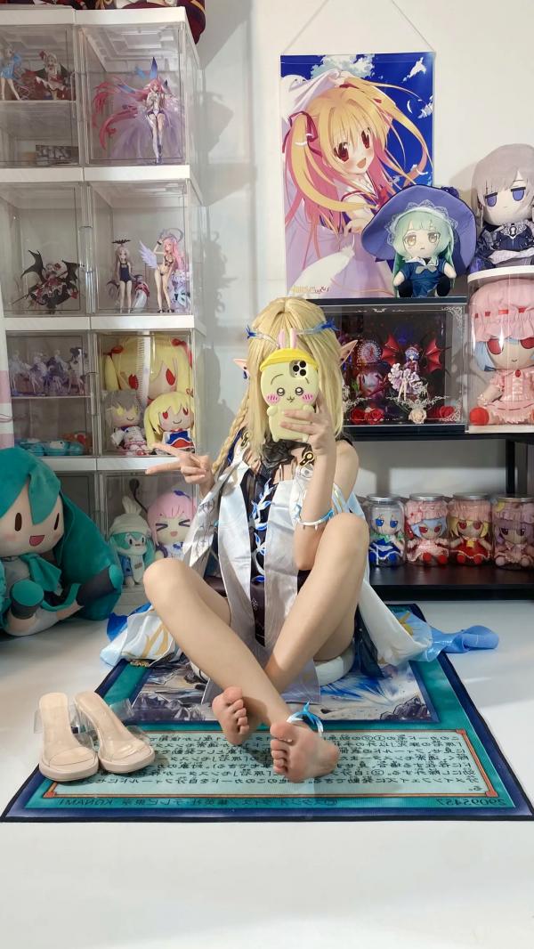    白栎Shirly鸣潮卡提希雅COS，二次元宅室精美图集，纤细美腿与手办墙的次元碰撞，极致还原游戏角色的可爱与灵动感第40张图片