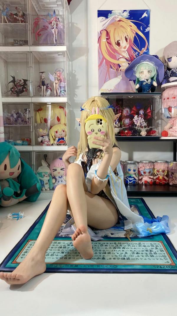    白栎Shirly鸣潮卡提希雅COS，二次元宅室精美图集，纤细美腿与手办墙的次元碰撞，极致还原游戏角色的可爱与灵动感第41张图片