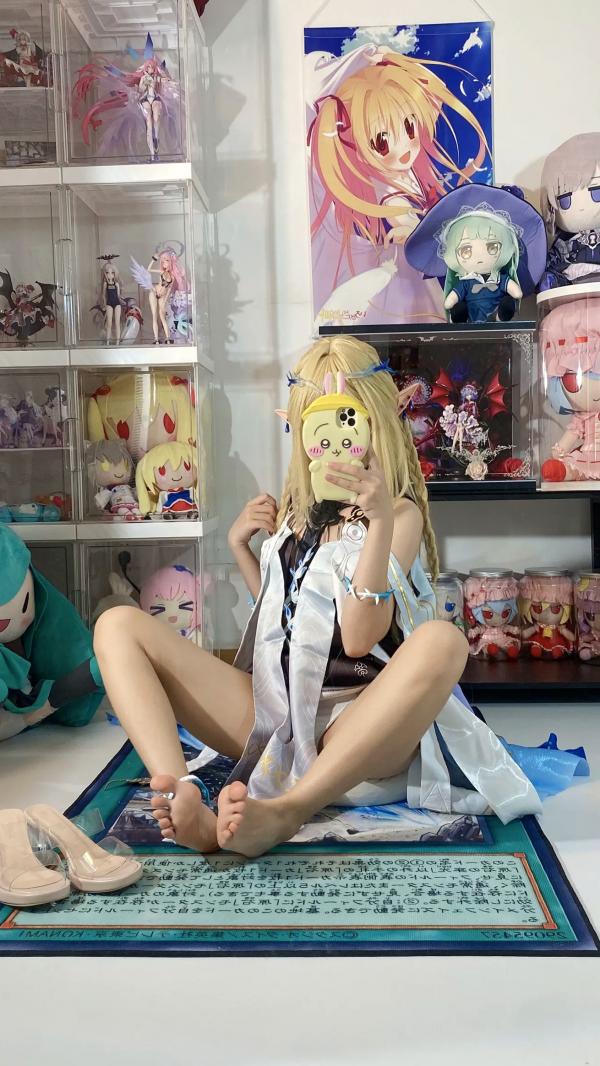    白栎Shirly鸣潮卡提希雅COS，二次元宅室精美图集，纤细美腿与手办墙的次元碰撞，极致还原游戏角色的可爱与灵动感第42张图片