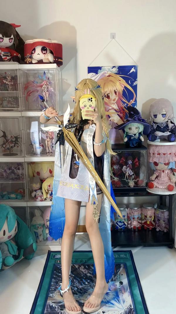   白栎Shirly鸣潮卡提希雅COS，二次元宅室精美图集，纤细美腿与手办墙的次元碰撞，极致还原游戏角色的可爱与灵动感第47张图片