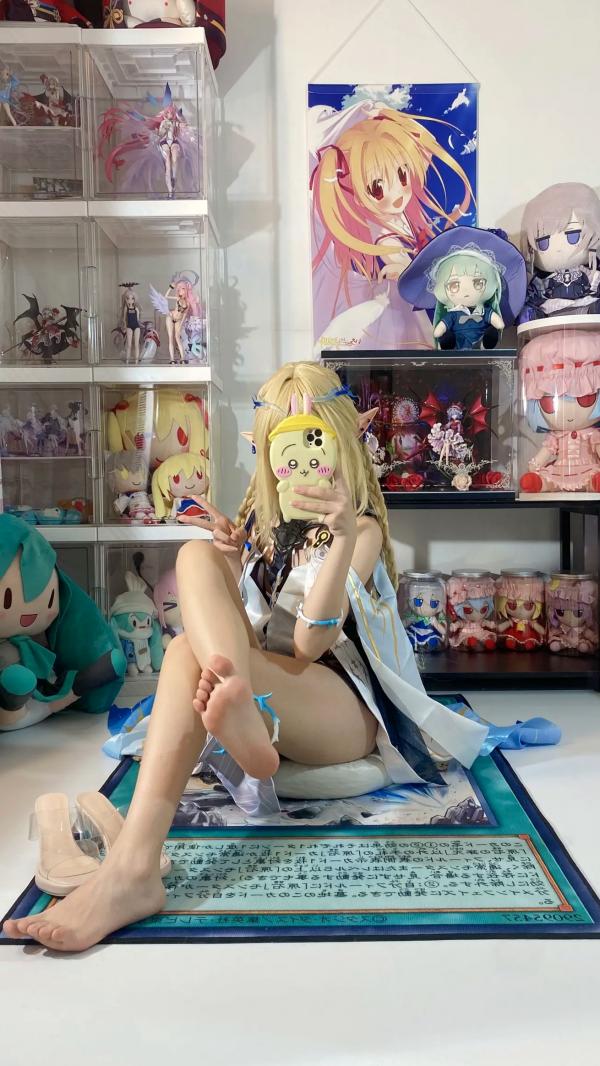    白栎Shirly鸣潮卡提希雅COS，二次元宅室精美图集，纤细美腿与手办墙的次元碰撞，极致还原游戏角色的可爱与灵动感第49张图片