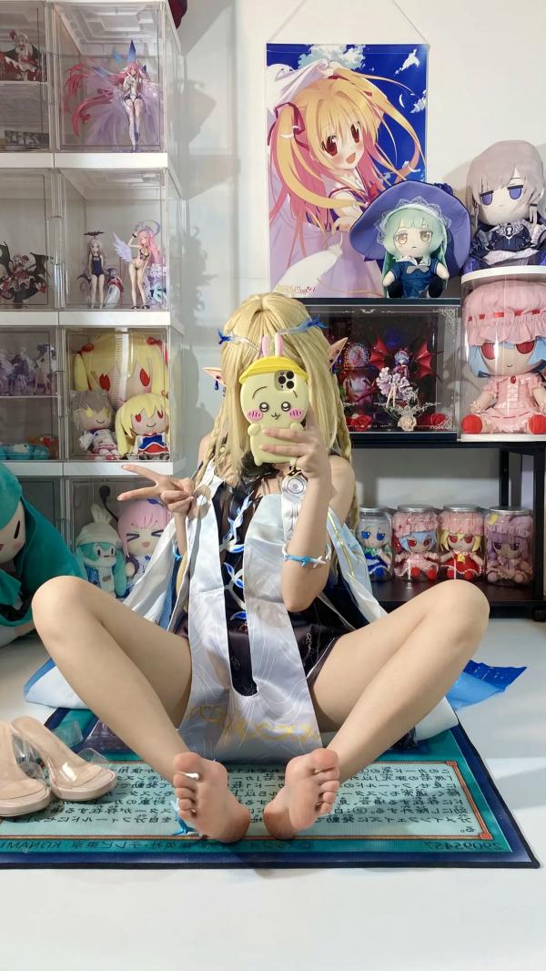    白栎Shirly鸣潮卡提希雅COS，二次元宅室精美图集，纤细美腿与手办墙的次元碰撞，极致还原游戏角色的可爱与灵动感第50张图片