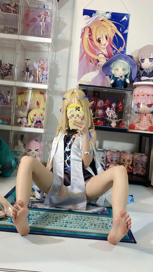    白栎Shirly鸣潮卡提希雅COS，二次元宅室精美图集，纤细美腿与手办墙的次元碰撞，极致还原游戏角色的可爱与灵动感第51张图片
