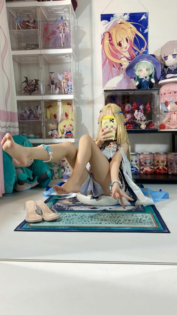    白栎Shirly鸣潮卡提希雅COS，二次元宅室精美图集，纤细美腿与手办墙的次元碰撞，极致还原游戏角色的可爱与灵动感第52张图片