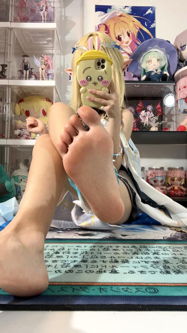    白栎Shirly鸣潮卡提希雅COS，二次元宅室精美图集，纤细美腿与手办墙的次元碰撞，极致还原游戏角色的可爱与灵动感第53张图片