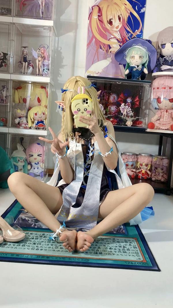    白栎Shirly鸣潮卡提希雅COS，二次元宅室精美图集，纤细美腿与手办墙的次元碰撞，极致还原游戏角色的可爱与灵动感第54张图片