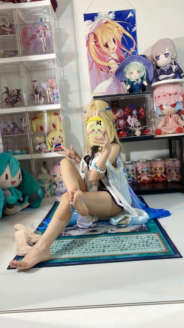    白栎Shirly鸣潮卡提希雅COS，二次元宅室精美图集，纤细美腿与手办墙的次元碰撞，极致还原游戏角色的可爱与灵动感第56张图片