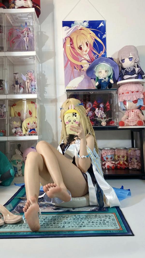    白栎Shirly鸣潮卡提希雅COS，二次元宅室精美图集，纤细美腿与手办墙的次元碰撞，极致还原游戏角色的可爱与灵动感第61张图片