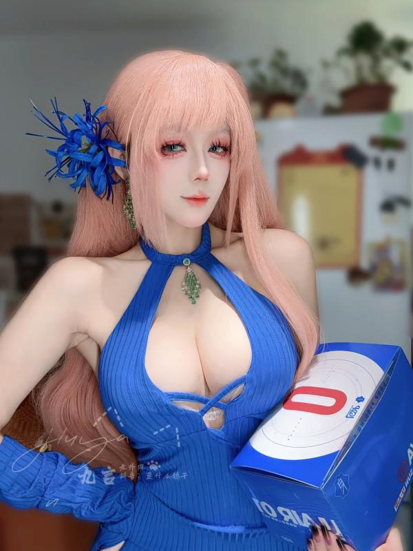    九言 惑：蓝发动漫风cosplay写真，精致真人芭比与极致诱惑曲线第1张图片