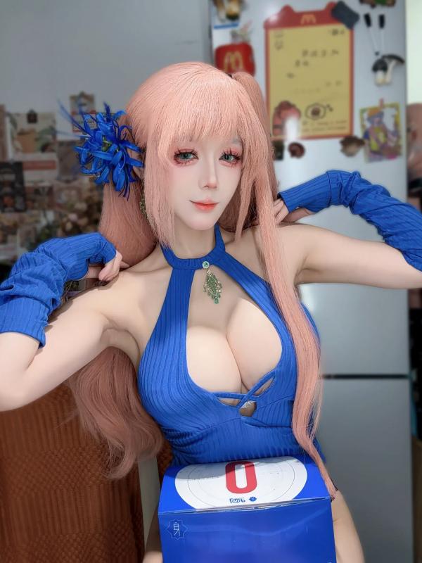    九言 惑：蓝发动漫风cosplay写真，精致真人芭比与极致诱惑曲线第2张图片
