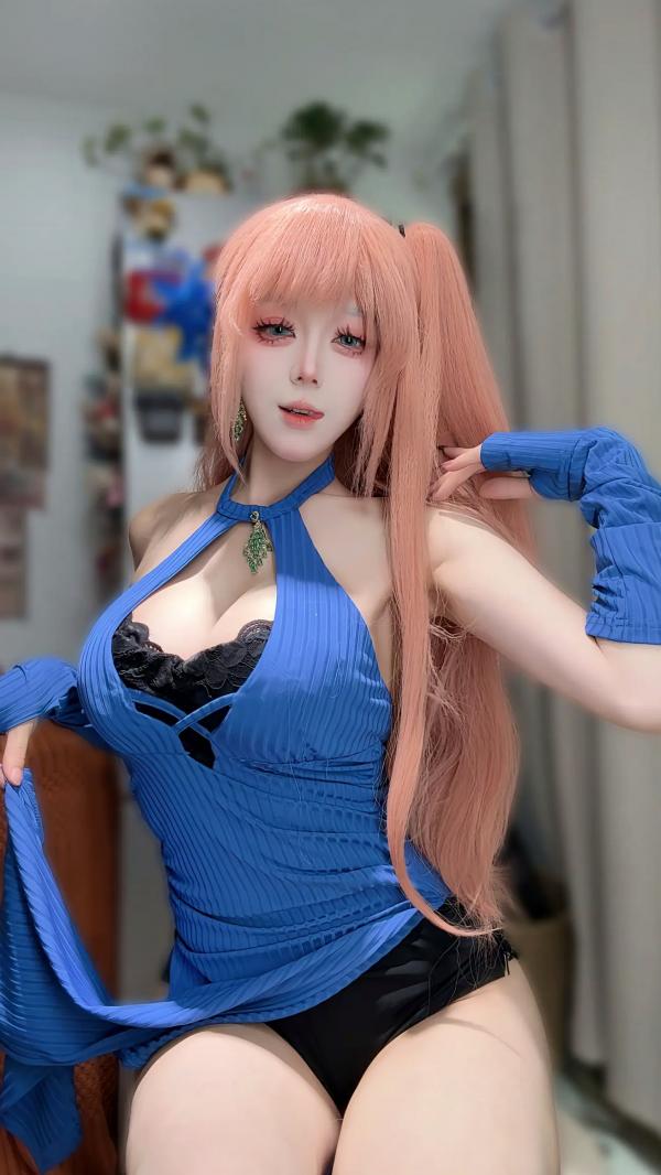    九言 惑：蓝发动漫风cosplay写真，精致真人芭比与极致诱惑曲线第26张图片