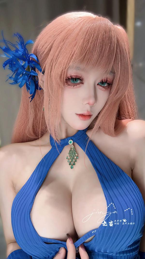    九言 惑：蓝发动漫风cosplay写真，精致真人芭比与极致诱惑曲线第31张图片
