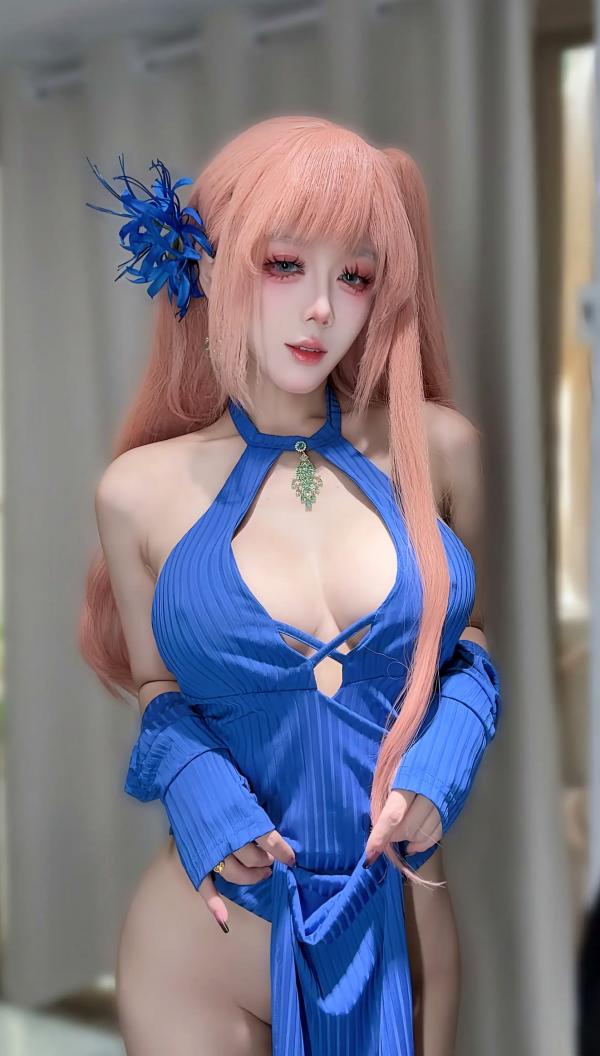    九言 惑：蓝发动漫风cosplay写真，精致真人芭比与极致诱惑曲线第33张图片