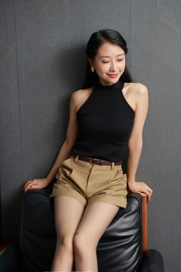    IESS异思趣向 小婕《黑色凉鞋（下）》私房写真，细腻黑丝美腿诱惑，居家休闲风格第27张图片