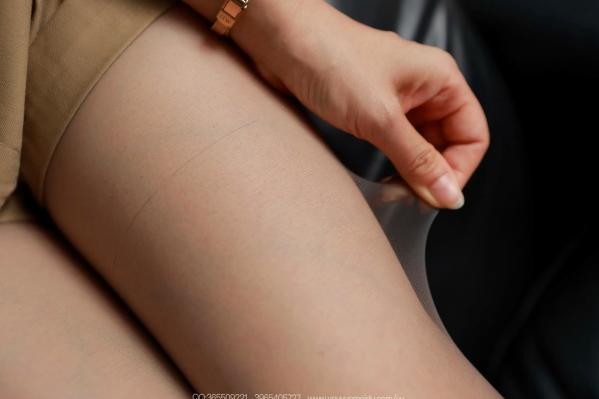    IESS异思趣向 小婕《黑色凉鞋（下）》私房写真，细腻黑丝美腿诱惑，居家休闲风格第58张图片
