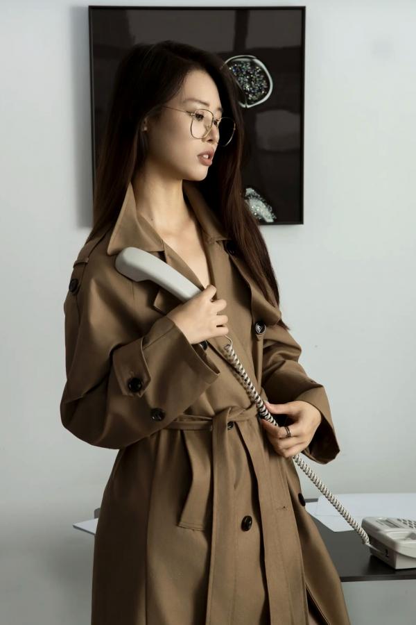    周一加班 Chenaling_CL：职场风衣女神黑丝丝袜OL制服诱惑，知性眼镜美女办公桌私房大片第2张图片