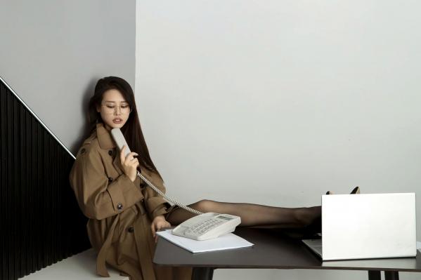    周一加班 Chenaling_CL：职场风衣女神黑丝丝袜OL制服诱惑，知性眼镜美女办公桌私房大片第5张图片