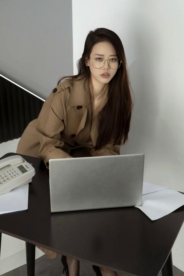    周一加班 Chenaling_CL：职场风衣女神黑丝丝袜OL制服诱惑，知性眼镜美女办公桌私房大片第10张图片