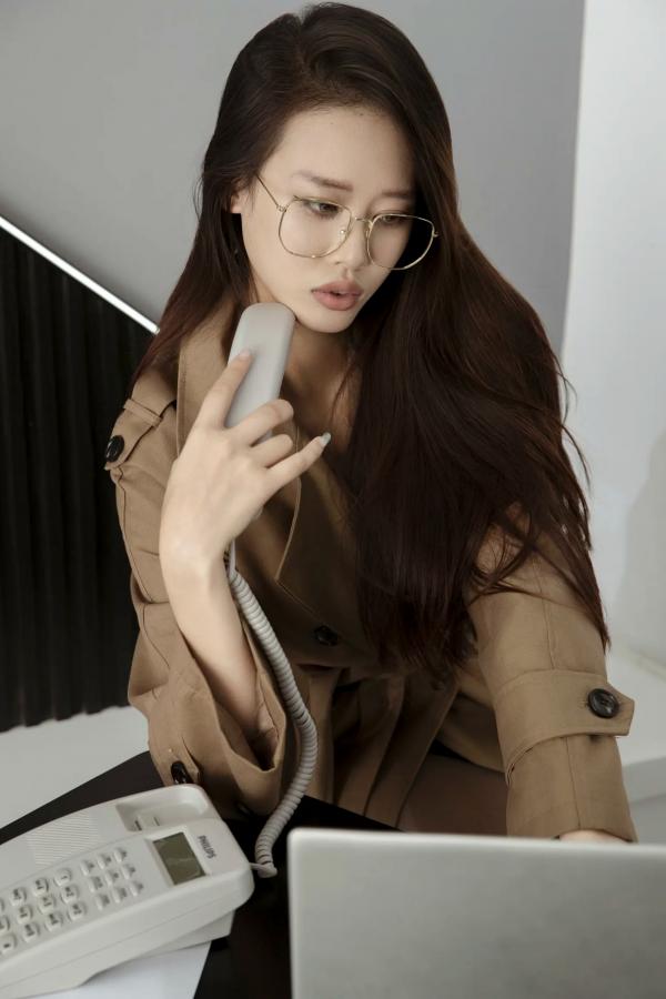    周一加班 Chenaling_CL：职场风衣女神黑丝丝袜OL制服诱惑，知性眼镜美女办公桌私房大片第12张图片