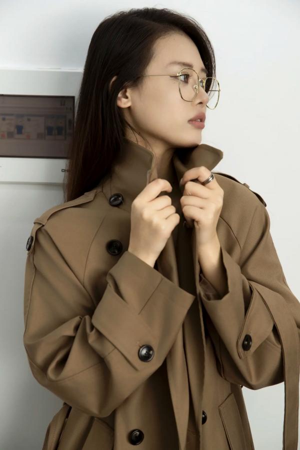    周一加班 Chenaling_CL：职场风衣女神黑丝丝袜OL制服诱惑，知性眼镜美女办公桌私房大片第22张图片