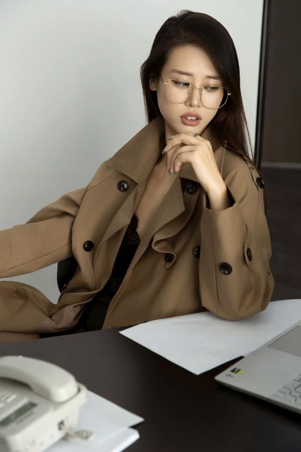    周一加班 Chenaling_CL：职场风衣女神黑丝丝袜OL制服诱惑，知性眼镜美女办公桌私房大片第23张图片
