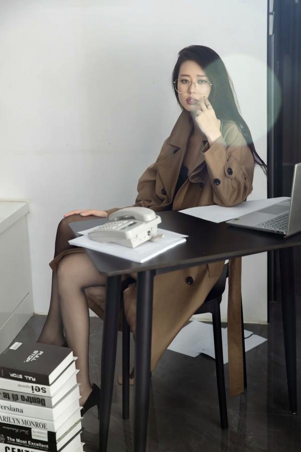    周一加班 Chenaling_CL：职场风衣女神黑丝丝袜OL制服诱惑，知性眼镜美女办公桌私房大片第24张图片